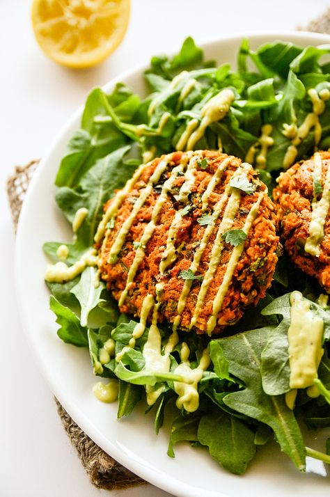 Lentil Cakes, Meals Under 400 Calories, Lentil Cake, Avocado Sauce, Vegan Sweet Potato, Idee Pasto Sano, Meatless Meals, Meat Free, Healthy Nutrition