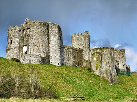 Kidwelly Castle, Wales Castles, Wales Landscape, Welsh Ancestry, Welsh Castles, Castles In Wales, British Castles, Castles Interior, Abandoned Castles