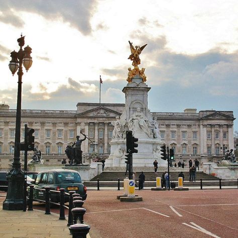 London Buckingham Palace Aesthetic, Buckingham Palace Aesthetic, Crystal Palace London, Buckingham Palace Instagram, Inside Buckingham Palace, Victoria Memorial, London Aesthetic, Baroque Architecture, Buckingham Palace