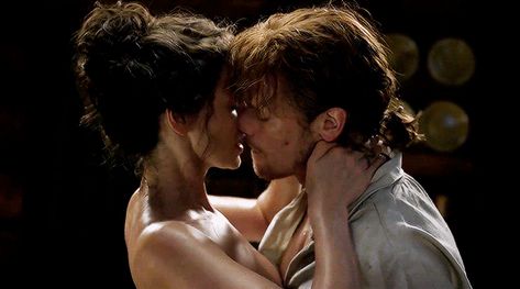 Jamie And Claire Gif, Relationship Photoshoot, Emma Laird, Sawyer Bennett, Romantic Kiss Gif, Helena Hunting, Through My Window, Claire And Jamie, Modus Vivendi