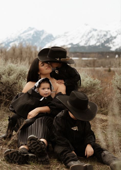 Family photoshoot, outdoor photography, mountains, Wyoming, Jacksonhole Wyoming Family Photos, Family Cowboy Photoshoot, Family Western Photoshoot, Yellowstone Photoshoot, Boy Mom Photo Shoot, Country Family Photoshoot, Fall Western Family Photos, Western Family Photoshoot, Cowboy Family Pictures