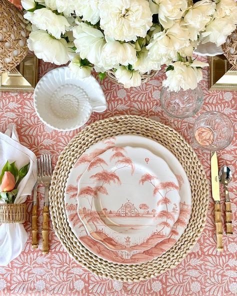 Deborah - Addicted to china (@addictedtochina) • Instagram photos and videos Blush Tablescape, Country Scenes, Entertaining Ideas, Place Setting, Over The Moon, Place Settings, Natural Texture, Tablescapes, Dinner Party