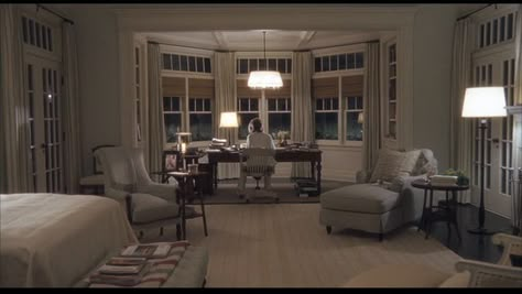 I love the home office being in the Master Bedroom!  The bay windows, built in bookshelves and the decor make me love this room even more! #moviesethouses Something's Gotta Give House, Nancy Meyers Movies, Styl Hampton, Shingle Style Homes, Hiasan Bilik Tidur, Modern Country Style, Nancy Meyers, Design Blogs, Modern Country