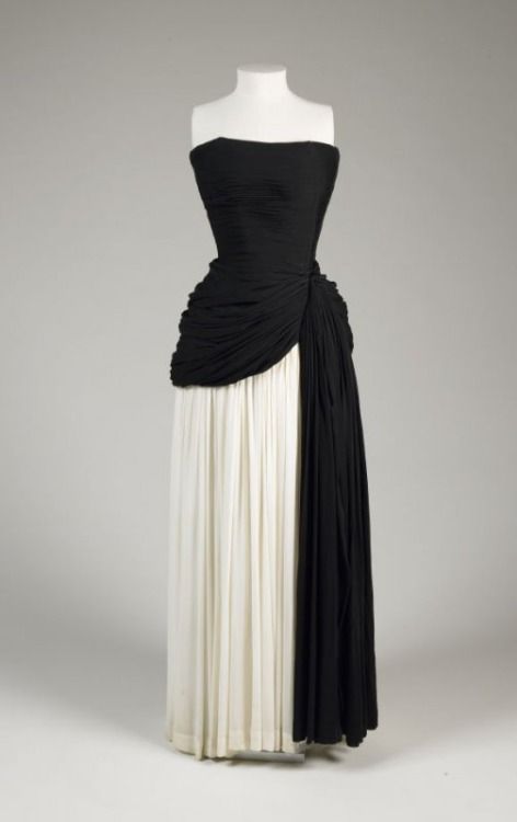 Madame Grès evening dress, 1950 From the De Young Museum Madame Gres, Fashion 1950s, Vintage Gowns, Black And White Dress, Vintage Couture, Look Vintage, 1950s Fashion, Historical Fashion, Looks Vintage