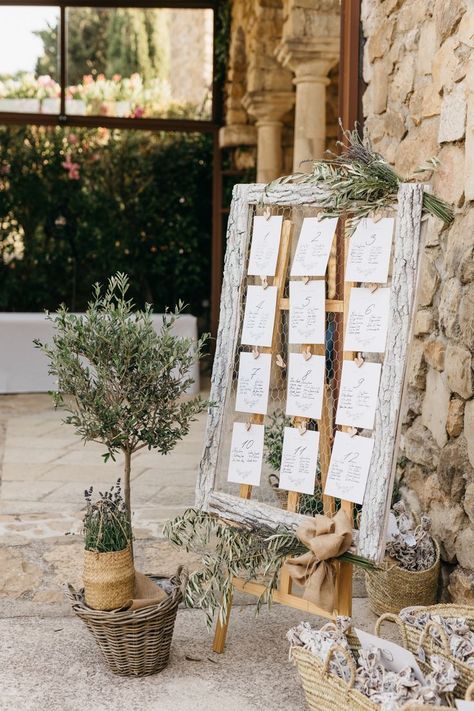 Typical Provence decoration : some oliviers and some lavender strands. Some wicker baskets and the theme is respected ! Provence is a pure and vegetal region. From may to september, there are a lot of wedding because of the warm temperatures. This one took place in #Cassis, one of the most beautiful French villages. Provencal Wedding Theme, Village Wedding Decoration, Rustic French Wedding Decor, Olive Wedding Decor, Rustic French Wedding, Provence Decor, Wedding Lavander Decoration, Wedding Olive Theme, Medditeranean Wedding