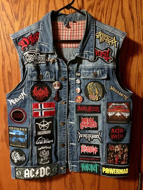 Battle Vest Heavy Metal, Battle Vest Ideas, Battle Jacket Metal, Battle Jacket Ideas, Metal Vest, Ropa Punk Rock, Patched Jacket, Battle Jackets, Battle Vest