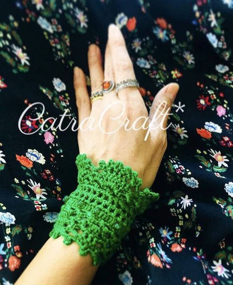 Hand Corsage, Knitting Things, Crochet Green, Crochet Leaf, Crochet Fairy, Green Bracelet, Green Crochet, Hand Accessories, Crochet Gloves