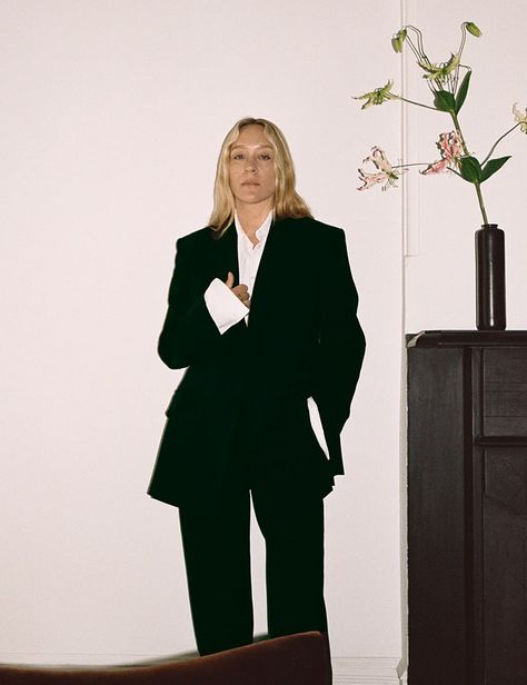 Chloë Sevigny is the Face of Proenza Schouler Fall 2023 Collection Chloe Sevigny Style, Chloe Sevigny, Campaign Fashion, 2015 Fashion, Summer Trends, Vogue Paris, Proenza Schouler, Fashion Photographer, Minimalist Fashion