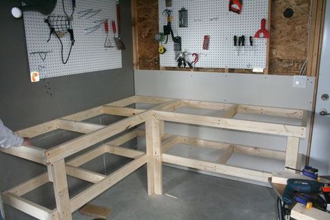 Corner workbench and storage for garage Garage Bench, Diy Bank, Garage Workbench Plans, Building A Workbench, Workbench Designs, Workbench Plans Diy, Diy Workbench, Interior Vintage, Workbench Plans