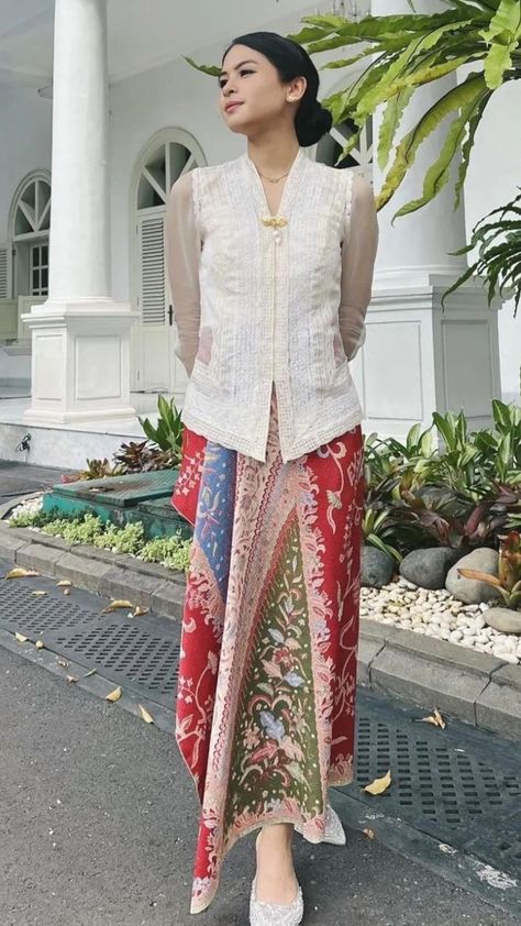 Nyonya Pattern, Kebaya Peranakan, Kebaya Casual, Kebaya Songket, Kebaya Outfit, Formal Ootd, Nyonya Kebaya, Kebaya Simple, Model Dress Batik