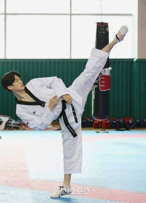 Taekwondo Aesthetic Boy, Felix Taekwondo, Taekwondo Boy, Korean Taekwondo, Taekwondo Girl, Sport Karate, Roundhouse Kick, Kyokushin Karate, Prabhas Pics