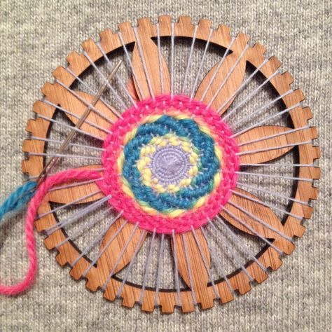 Round Weaving Loom Projects, Hula Hoop Weaving, Hoop Weaving, Circle Weaving, Circle Loom, Round Loom Knitting, Round Weaving, Circular Weaving, Round Loom