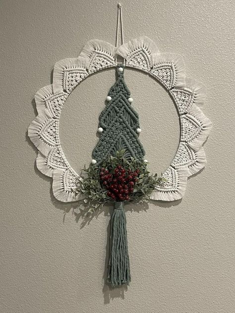 Macrame Wreath Diy Tutorial, Christmas Macrame Wreath, Macrame Wreath Christmas, Large Macrame Christmas Tree, Macrame Wreath Diy, Makramee Christmas, Macrame Wreath Tutorial, Christmas Macrame Ideas, Christmas Wreath Art