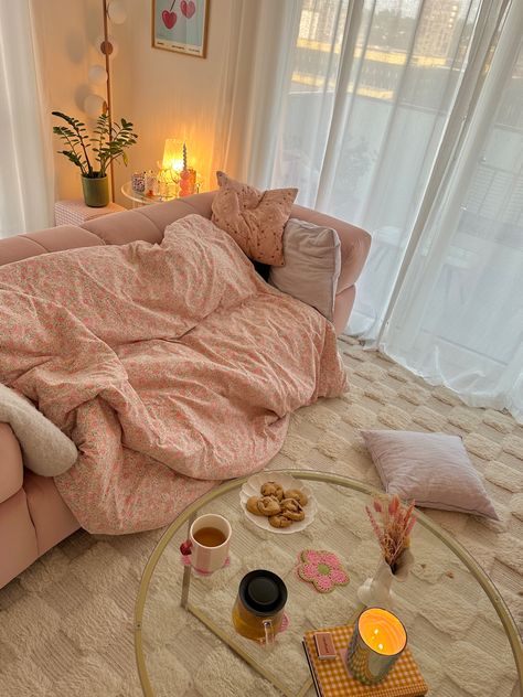 Cozy Home Aesthetic, Apartment Lifestyle, Autumn Living Room, Cosy Autumn, Aesthetic Apartment, Dream Apartment Decor, Pink Living Room, Soft Girl Aesthetic, Apartment Decor Inspiration