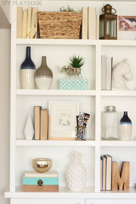 8 Tips for Buying Home Decor Accessories - DIY Playbook White Book Shelf, Lots Of Books, Diy Home Decor For Apartments, Buying Home, Decorating Bookshelves, Diy Playbook, Bookcase Decor, Diy Apartment Decor, Design Blogs