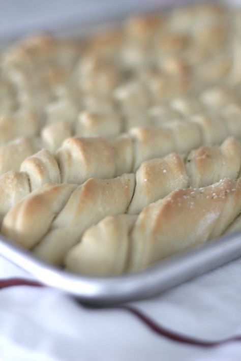 Olive Garden Breadsticks, A Bountiful Kitchen, Bountiful Kitchen, Bread Sticks Recipe, Savory Bread, Jelly Roll Pan, Bread Bun, Breadsticks, Breakfast Breads