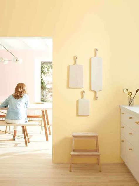 pale yellow painted kitchen Golden Straw Benjamin Moore, Yellow Benjamin Moore Paint Colors, White Kitchen Yellow Walls, Yellow Wall Ideas, Light Kitchen Wall Colors, Benjamin Moore Yellow Paint Colors, Yellow Walls Kitchen, Pale Yellow Living Room, Benjamin Moore Golden Straw