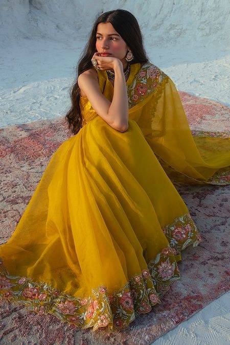 Indian Fashion Photoshoot, Indian Wear Photoshoot, Traditional Saree Photoshoot Poses, Indian Saree Aesthetic, Saree Aesthetic Photoshoot, Saree Photoshoot Poses, Saree Dp, Saree Aesthetic, Saree Pose