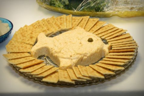 fish cheeseball Fish Shaped Cheese Ball, Fish Shaped Food, Tailgate Foods, Ocean Baby Shower Theme, Cheese And Cracker Tray, Fishing Themed Birthday Party, Meat And Cheese Tray, Fish Party, Ocean Baby Showers