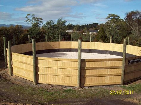 Wooden Round Pen For Horses, Diy Hay Feeder, Round Pens For Horses, Horse Tack Rooms, Goat Pen, Pallet Barn, Horse Braiding, Horse Corral, Ranch Ideas