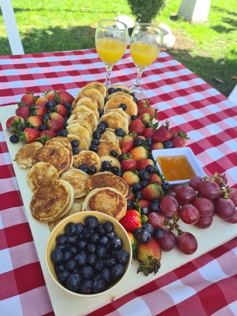 Pancakes with fruits / panqueques con frutas Breakfast Picnic Aesthetic, Picnic Breakfast Ideas Mornings, Breakfast Picnic Ideas Mornings, Bday Breakfast Ideas, Quick Picnic Food Ideas, American Breakfast Aesthetic, Pancake Picnic, Picnic Breakfast Ideas, Pic Nic Food Ideas