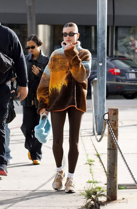 Winter Restaurant Outfit, Hailey Bieber Street Style, Hailey Bieber Outfits, Class Outfits, Pilates Outfit, Hailey Baldwin Style, Hailey Bieber Style, Walking Outfits, Hailey Rhode