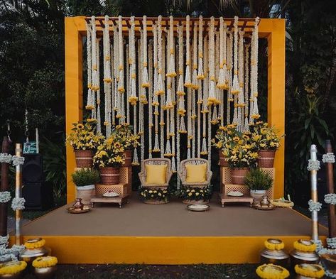 We’re Obsessed With These Sunshine-Themed Haldi Decor Ideas Haldi Theme, Haldi Decor Ideas, Haldi Decoration Ideas, Haldi Ceremony Decorations, Mandap Design, Mehendi Decor Ideas, Haldi Decor, Wedding Sign Decor, Wedding Background Decoration