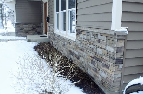 Versetta Stone Exterior Sterling, Faux Stone Siding Exterior Houses, Vinyl Stone Siding Exterior, Vynil Siding House Exterior With Stone, Cultured Stone Exterior Houses, Versetta Stone Exterior, Stone Vinyl Siding, Exterior Stone Veneer, Insulated Vinyl Siding