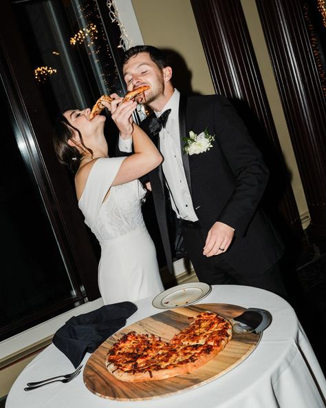 Bride And Groom Eating Pizza, Just Married Pizza, Pizza Buffet Wedding, Pizza At Wedding, Wedding Pizza Bar, Yule Wedding, Pizza Wedding, Pizza Buffet, Wedding Buffet