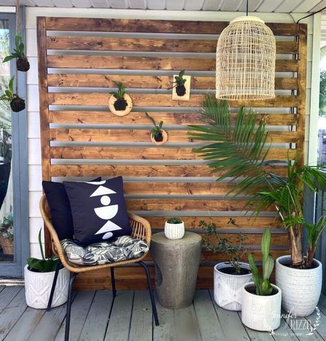 Ideas for Easy Ways to Make Your Backyard a Relaxing Retreat - Jennifer Rizzo Slat Privacy Screen, Wall Paneling Makeover, Deck Wall, Paneling Makeover, Patio Wall Decor, Wall Makeover, Small Deck Decorating Ideas, Diy Wand, Slatted Headboard