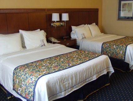 (Photo from Flicker by tenth48 ) The first time I saw a bed runner was during a stay at a motel not long ago. They are mainly used for ... Bed Runners Ideas, Austin Downtown, Hotel Directory, Bed Runners, Bed Rug, Whiskey Bar, Bed Table, Hotel Reservations, Bed Runner