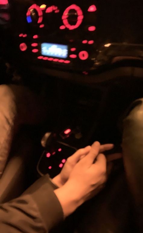 Couple Driving Aesthetic, Driving Aesthetic Night, Holding Hands Video, Backgrounds Tumblr Pastel, Couple Driving, Hands Video, Couple In Car, Caring Love, Hand Video