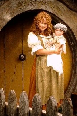 Hobbitcore Fashion, Rosie Cotton, Hobbit Costume, Rose Gif, Hobbit Party, Tolkien Hobbit, Lotr Costume, Rosé Gif, Peter Jackson