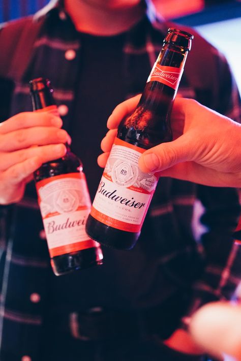 two persons holding white Budweiser bottles photo – Free Alcohol Image on Unsplash Hangover Tips, Beer Ingredients, Malt Beer, Vodka Wine, Beer Pictures, Beer Cheers, Natural Preservatives, How To Make Beer, Bud Light