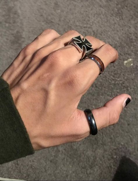 Hands With Rings, Hand Veins, Hot Hands, Grunge Jewelry, Mens Rings Fashion, Hand Pictures, Pretty Hands, The Class, Men's Rings