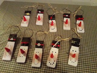 paint stick snowmen---- tie onto some twine and it would make cute garland for the front window! Savannah Christmas, 3 Peas In A Pod, Paint Stick Crafts, Paint Sticks, Diy Pinecone, Peas In A Pod, Painted Sticks, Groundhog Day, Snowman Crafts