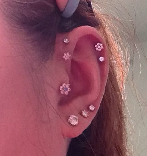 3rd Piercing, Unique Piercing, Piercing Unique, Piercing Jewelry Ideas, Pretty Piercings, Trending Earrings, Piercings Cartilage, Daith Piercing Jewelry, Cool Ear Piercings