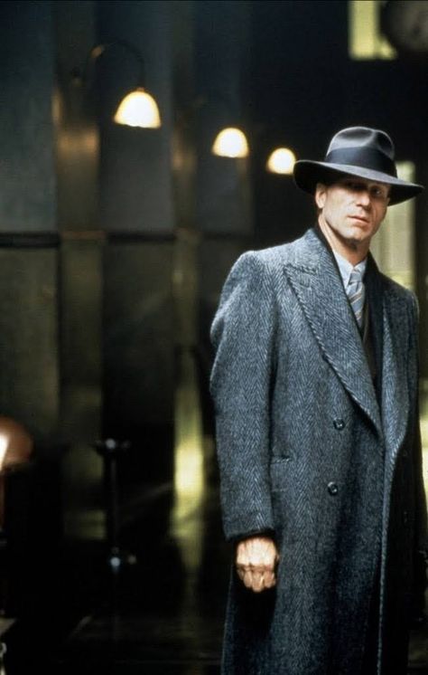 Dark City Movie, William Hurt, Police Story, Noir Color, World Of Tomorrow, City Photos, Fiction Movies, Dark City, Detective Story