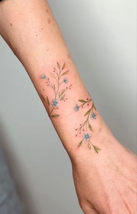 Floral Hand Tattoo Color, Delicate Colour Tattoo, Coloured Flowers Tattoo, Colored Vine Tattoo, English Garden Tattoo, Colorful Tatoos Woman, Flower Wrist Tattoos For Women Bracelet, Birth Flower Bracelet Tattoo, Watercolor Armband Tattoo