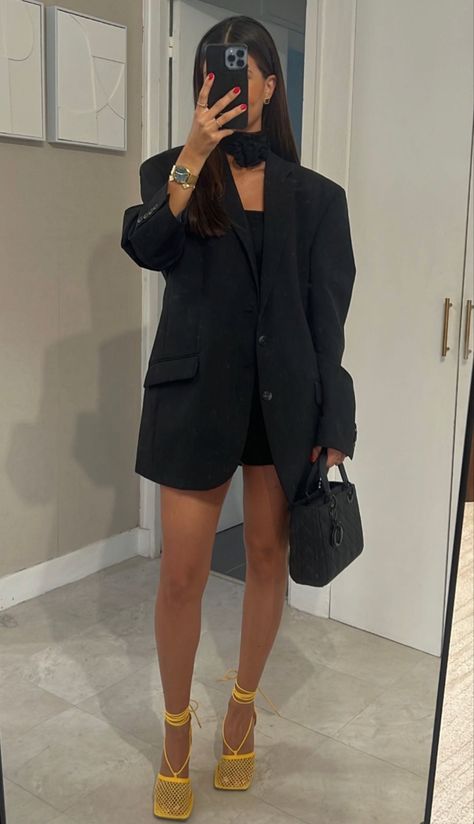 Outfit Restaurant Night, Blazer Outfits Night Out, Blazer Going Out Outfit, Oversized Black Blazer Outfit, Graduation Fits, Casual Bar Outfits, Black Blazer Style, Black Blazer Outfit, Bar Outfits