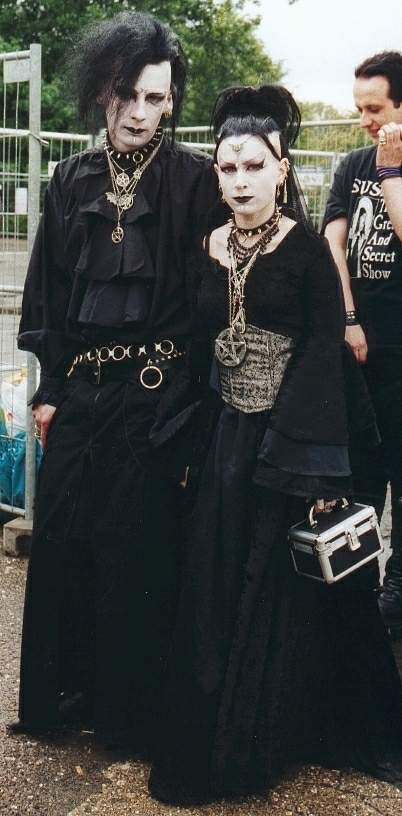 Wonderful! Goth Romance, Trad Goth Outfits, Traditional Goth, Gothic People, Goth Fits, Goth Outfit Ideas, Gothic Culture, 80s Goth, Goth Guys