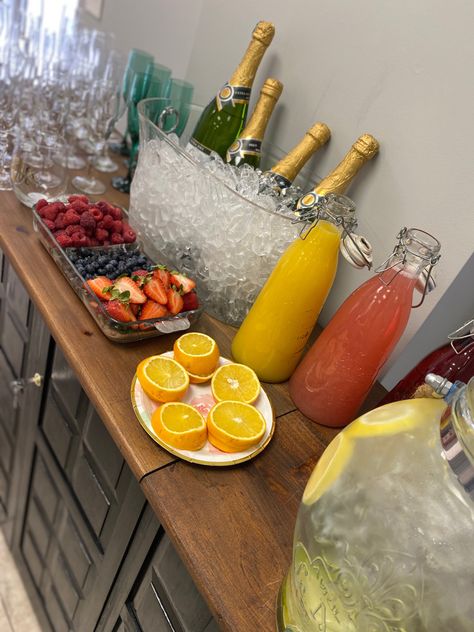 Easy Brunch Setup, Christmas Brunch Mimosa Bar, Bachelor Brunch Ideas, Home Brunch Party Ideas, Mimosa Fruit Bar, Bridal Morning Of Wedding Food, Mimosa Set Up Ideas, Mimosas Bar Ideas Brunch Party, Midnight Brunch Party Ideas