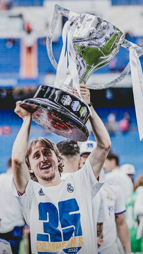 Credit to sehqphotos Laliga Trophy, Laliga Football, Real Madrid Wallpaper, Football Players Photos, Real Madrid Club, Luka Modric, Real Madrid Wallpapers, Madrid Wallpaper, Backgrounds Phone