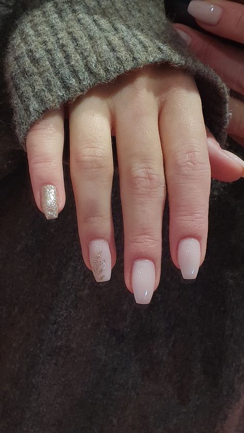 Milky White Nails Coffin Short, Milky White Coffin Nails, Uñas Milky White, Cuffin Nails, Coffen Nails, White Short Nails, Grad Nails, Rounded Acrylic Nails, White Coffin Nails