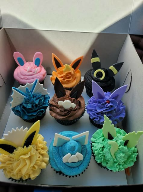 Evee Evolution Cupcakes, Eeveelution Cupcakes, Eevee Evolutions Birthday Party Ideas, Eeveelution Cake, Anime Cupcakes Ideas, Eeveelution Birthday Party, Umbreon Cake, Eeveelutions Birthday Party, Eevee Party Decorations