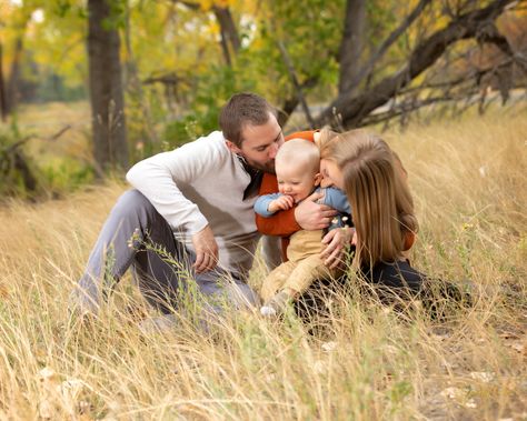 Photos With 6 Month Old, Family Photographer Branding, Outdoor Family Photos Fall, Fall Photoshoot Family, Fall Baby Pictures, Family Photos With Baby, Fall Mini Sessions, Photos With Dog, Outdoor Family Photos