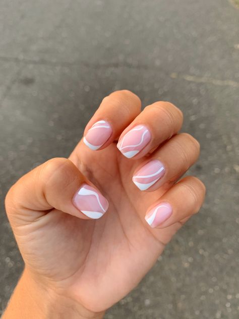 Summer 2021 nails swirly pink white design simple squiggly swirl neutral Nail Design Neutral, Turtle Nail Art, White Nail Design, Short Gel Nails, Beige Nails, Minimal Nails, Lines On Nails, Cute Gel Nails, Shellac Nails