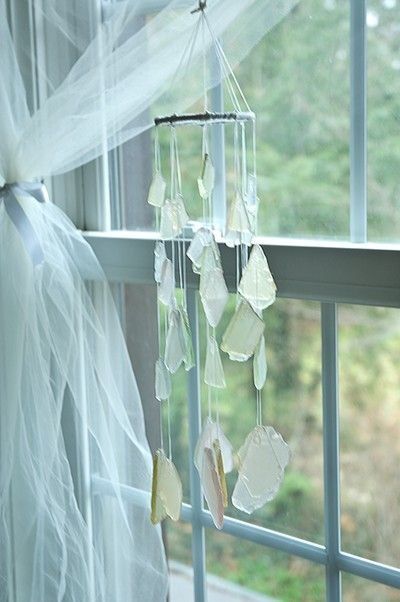 Window Finishes, Glass Windchimes, Seashell Decor, Driftwood Mobile, Glass Wind Chimes, Deco Nature, Cottage By The Sea, Sea Glass Crafts, Beach Crafts