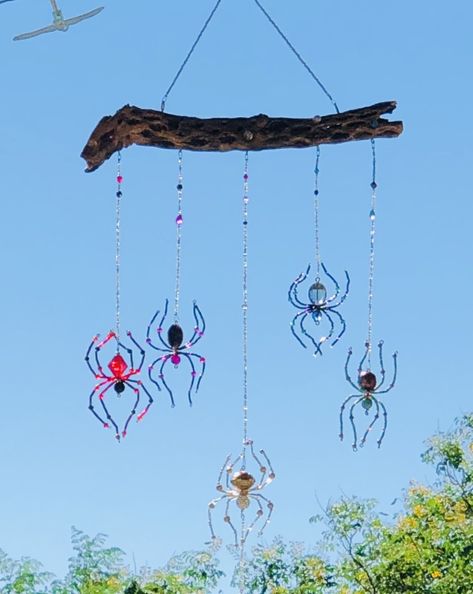 Halloween Wind Chimes, Glass Bead Decor, Spider Sun Catcher, Glass Bead Projects, Glass Bead Animals, Beads And Wire Sun Catcher, Sun Catchers Diy, Beaded Spider Web, Sun Spider