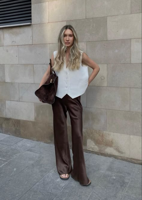 Silk Pants Winter Outfit, Minimalist Evening Outfit, Brown Pants Summer Outfit, Smart Casual Street Style, Silk Pants Outfit, Satin Pants Outfit, Brown Pants Outfit, Celana Fashion, Business Outfits Women